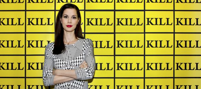 Julia Stoschek infront of «Kill-Wallpaper» (2003) Artist: Elaine Sturtevant, Exhibition «Number Eight: Sturtevant» 2014. (Image: PD)