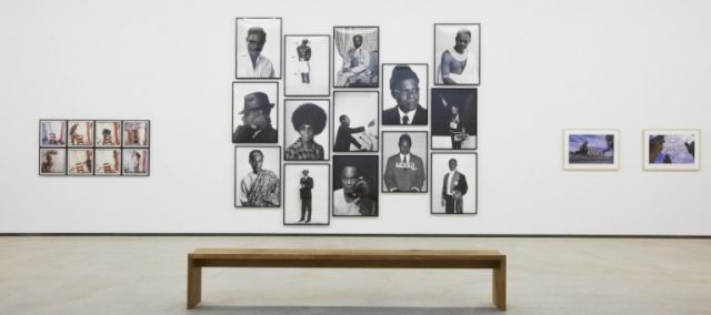 Inside view of the main gallery on the sub-ground level of The White Box with works from Oladélé Ajiboyé Bamgboyé, Samuel Fosso and Boubacar Touré Mandémory, Foto: Nik Schölzel
