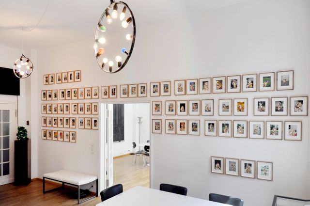 On wall: Timo Klöppel, "DURCH DAS BERÜHREN ZERFÄLLT ES”, 2014-07-18; "Hi Timo ich konnte es Dir am Telephon nicht sagen aber es ist besser wenn wir Schluss machen Nina”, 2014-07-18; Anselm Reyle, “Untitled”, 2006. © artitious.com; Wurlitzer Architekten GmbH