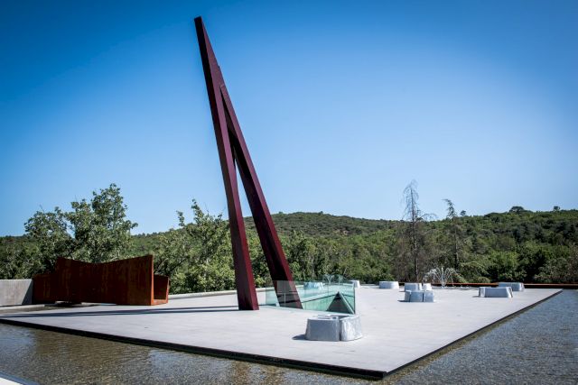 Exterior view of Galerie Payrassol with Bernar Venet and Agnès Thurnauer. Courtesy Peyrassol – Parc de Sculptures. © Christophe Goussard