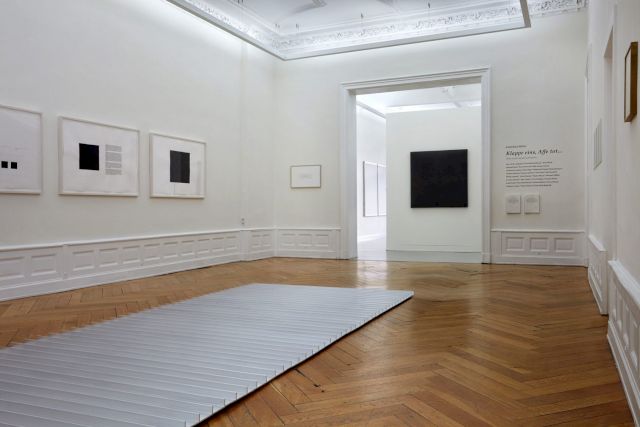 Installation view “Klappe eins, Affe tot…”, KUNSTSAELE Berlin, 2017. Photo: Jan Brockhaus