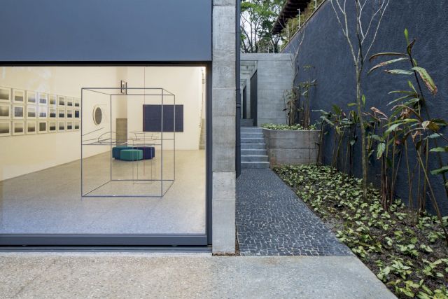 View of pavilion with sculpture of Waltercio Caldas + photographs of Sigmate