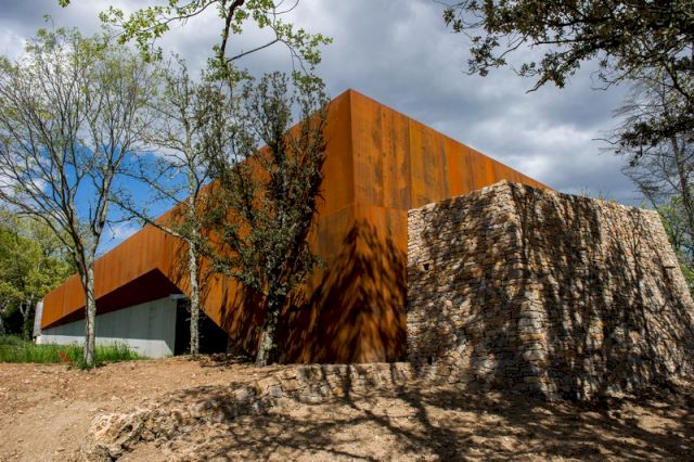 Exterior view of Galerie Payrassol. Courtesy Peyrassol – Parc de Sculptures. © Christophe Goussard