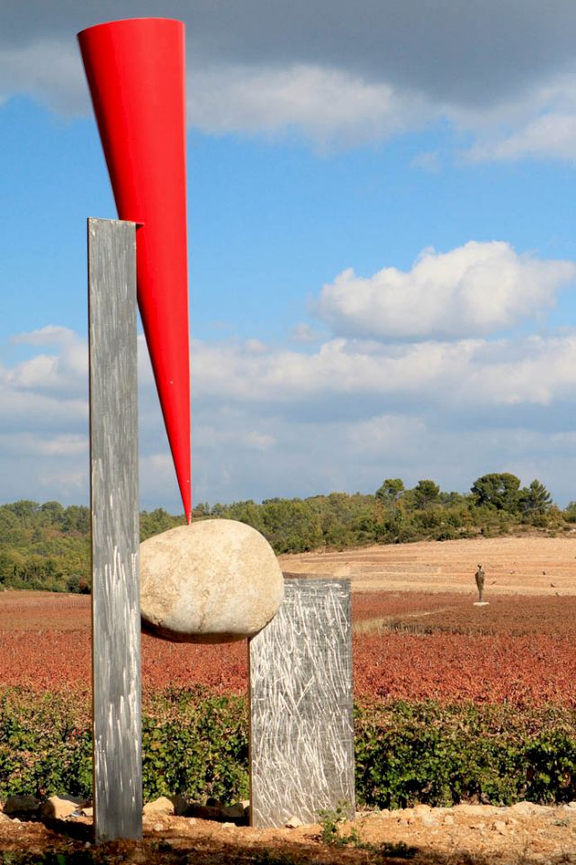 Keiji Uematsu, Floating Red Form (installation view). Courtesy Peyrassol – Parc de Sculptures. © Christophe Goussard