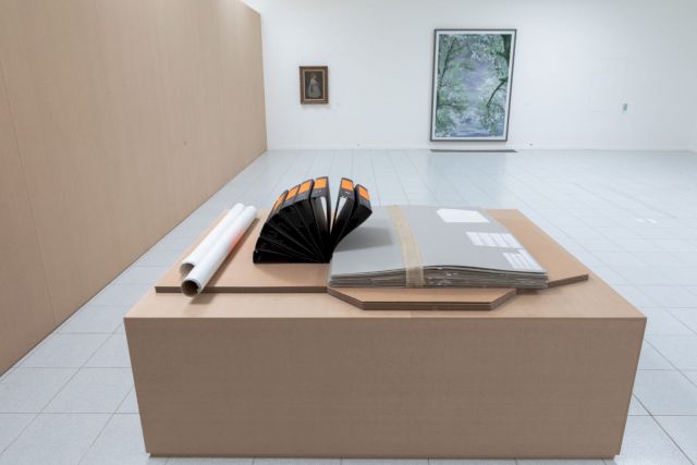 (foreground) JOËLLE TUERLINCKX, Nieuwe Projecten / Nouveaux Projets D.D., 1999-2019. Museum Dhondt-Dhaenens; (left) HENRI EVENEPOEL, De Dochter Van Henri Matisse, 1896. Museum Dhondt-Dhaenens; (right) THOMAS RUFF, 71 Jpeg Tjo1, 2007. Private Collectie / Museum Dhondt-Dhaenens. Photo: Rik Vannevel