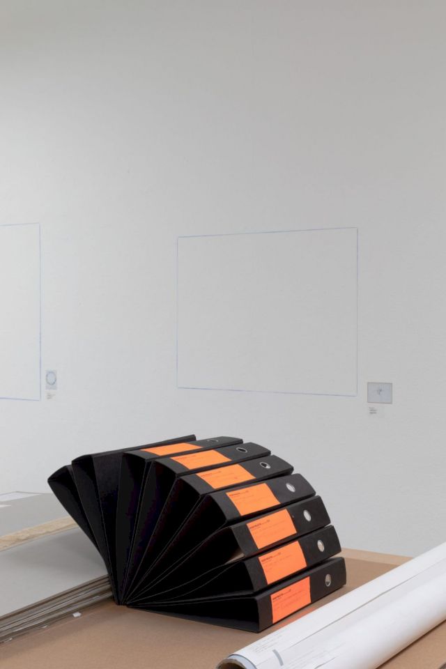 (foreground) JOËLLE TUERLINCKX, Nieuwe Projecten / Nouveaux Projets D.D., 1999-2019. Museum Dhondt-Dhaenens. Photo: Rik Vannevel