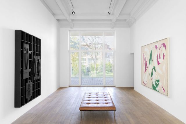 Exhibition view SUN WOMEN, Charles Riva Collection, 2019. LOUISE NEVELSON, Untitled, 1984, Courtsey Galerie Gmurzynska; LEE KRASNER, Comet, 1970, Courtesy Kasmin Gallery. Photo: Courtesy HV Photography