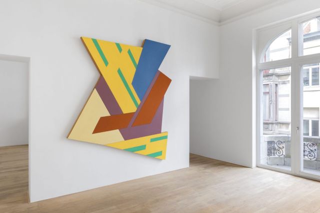 FRANK STELLA, Felsztyn IV, 1971. Courtesy Charles Riva Collection, Brussels. Photo: Hugard & Vanoverschelde