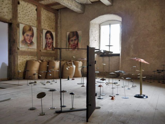 KATJA STRUNZ, Einladung zur Angst, 2005; JOHANN ANDERSON, Elisabeth, Elfride, Frida, 2009. Photo: sammlung FIEDE