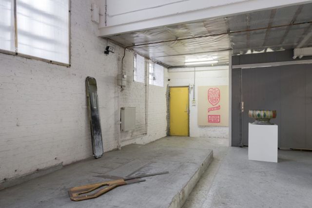 (l–r) IVO VAN DEN ELZEN, Golden Boy, 2015; IVO VAN DEN ELZEN, Untitled, 2015; CARMELLE SAFDIE, July 2, 2011, 2011; ALEXANDRE DA CUNHA, Glaze (Capri), 2005. © Hugard & Vanoverschelde