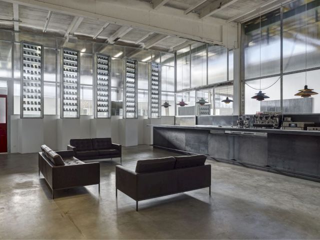 Glas Lennarz (Bar) with works by ANDREAS SCHMITTEN & NEVIN ALADAG, 2017. Photo: Stefan Müller