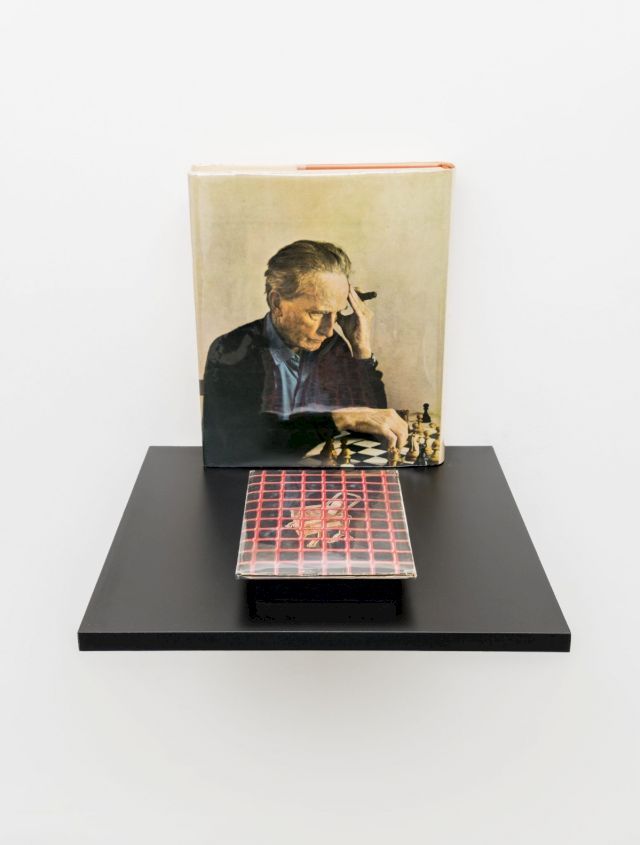Marcel Duchamp playing chess in Schwarz, Arturo (org). The complete Works of Marcel Duchamp. Harry N. Abrams, 1970; anonymous illustration (back cover) in Chacón, R.L. Por qué hice las chekas de Barcelona. Laurencic ante el Consejo de Guerra. Barcelona: Solidaridad Nacional, 1939