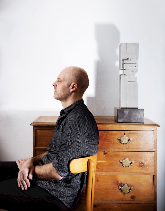 Ivo Schouten with “A Concrete Atled” by BORIS TELLEGEN. Photo: Laura Hein