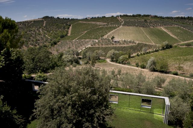 DANIEL BUREN, Sulle Vigne Punti di Vista, 2001. Photo: Alesssandro Moggi