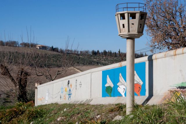 CARLOS GARAICOA, Yo Mo Quiero Ver Mas a Mis Vecinos, 2006. Photo: Alesssandro Moggi