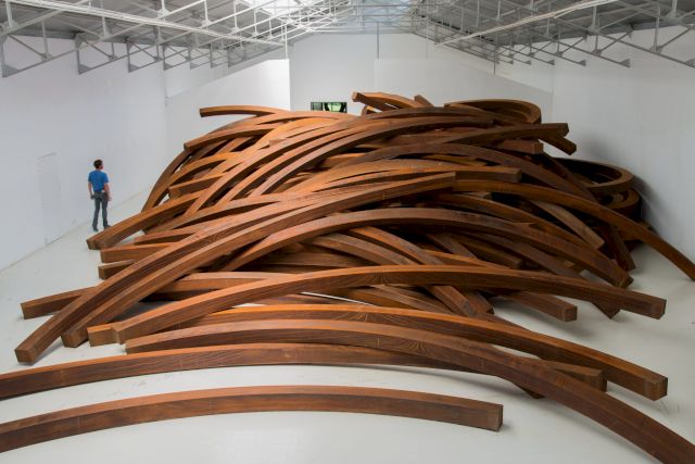 BERNAR VENET, Surface Indeterminée, 1996. © Jérôme Cavalière, Marseille. Courtesy Archives Bernar Venet, New York