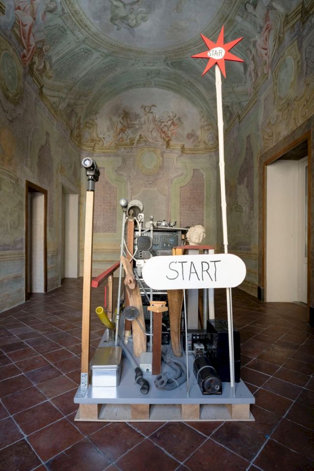 JIMMIE DURHAM, Something… Perhaps a Fugue or an Elegy, 2005. Courtesy Fondazione Morra Greco, Naples © Maurizio Esposito