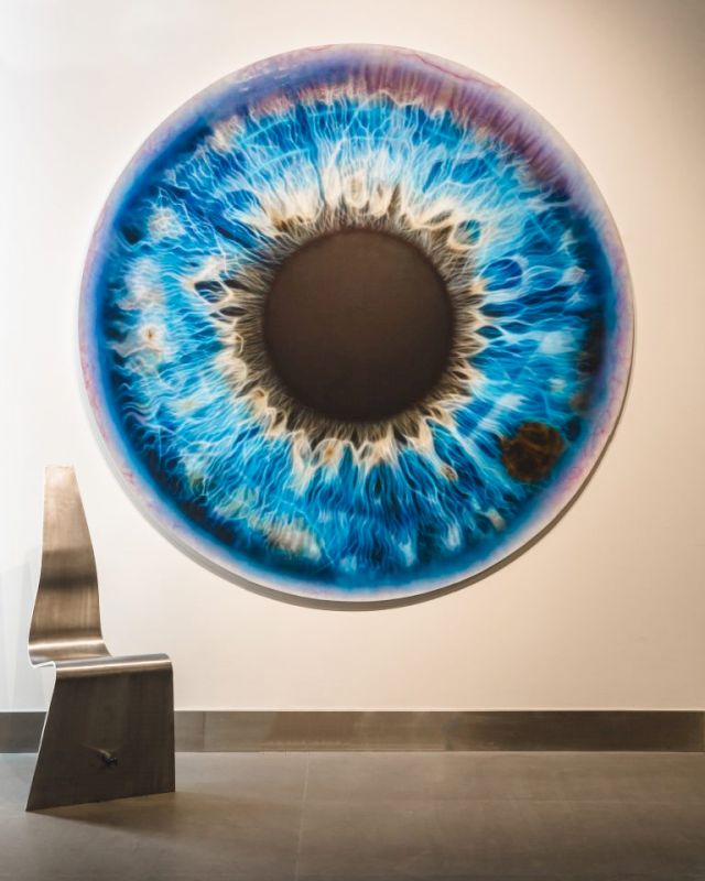 (l) RON ARAD, Horns Chair, 1985; (r) MARC QUINN, Iris (We Share our Chemistry with the Stars), 2009. Photo: Marine Terlizzi