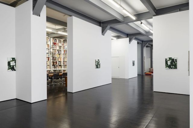 Exhibition view of OLIVER OSBORNE, Der Kleine Angsthase, 2020 at Braunsfelder. Courtesy Braunsfelder. Photo: Mareike Tocha, Cologne