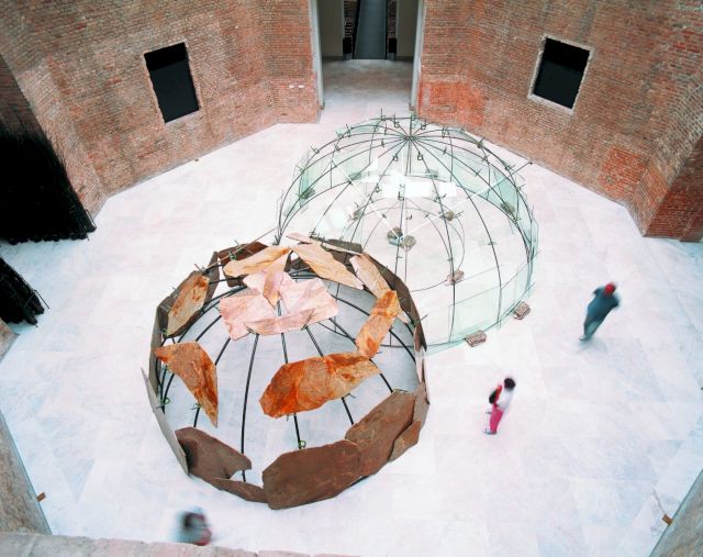 MARIO MERZ, Spostamenti della terra e della luna su un asse, 2003. Courtesy Pinacoteca do Estado, São Paulo. Photo: Clovis França/Chris Knack, São Paulo