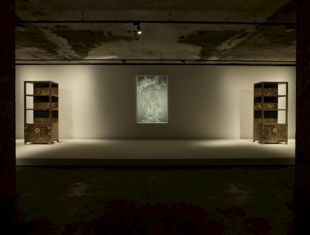 ADAM FUSS, Smoke; A Pair of Imperial Bla ck Lacquered Bookcases with Gold Tracery Dragon Motifs, China, 16th-17th Century. Photo: Nic Tenwiggenhorn / VG Bild-Kunst, Bonn © The Feuerle Collection
