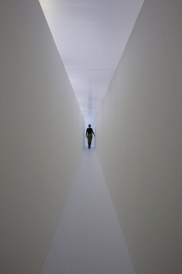 SANTIAGO SIERRA, Una persona, 2005. Courtesy Videoinsight® Collection