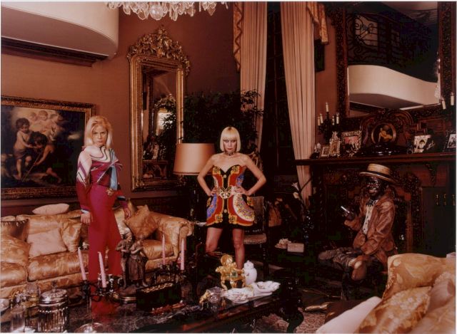 DANIELA ROSSELL, Untitled (Inge and her mother Emma in living room) – from the series ‘Ricas y Famosas’, 2000. © Courtesy of the artist and Greene Naftali, New York