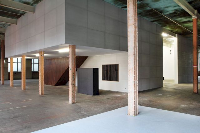 The exhibition cubus at HALLE 14 during the show ‘diezeiten: More Than Fifteen Minutes’, 2014. Photo: Ulrike von Dewitz