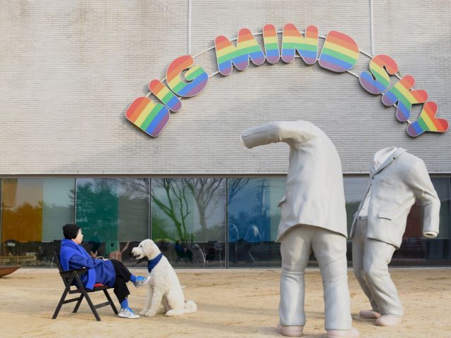 Ugo Rondinone, Big Mind Sky, 2017 Erwin Wurm, Big Disobedience, 2016 Courtesy of Koohouse Museum