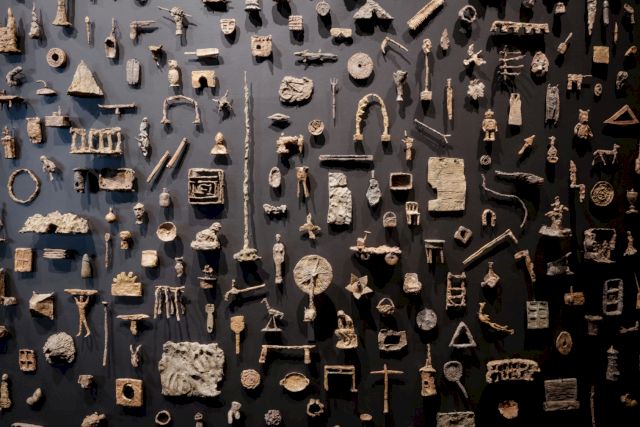 OUYANG CHUN 欧阳春, Volcanic Ash, 2013, Bronze, installed approximately 20 x 400 x 500 cm - Photography Hamish McIntosh