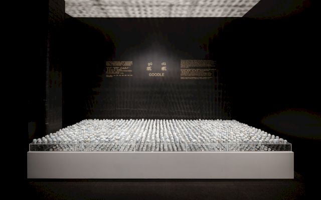 HE CHI 何迟, Goodle, 2019, Porcelain, 1000 pieces, each 3-8 cm diameter - Photography Hamish McIntosh