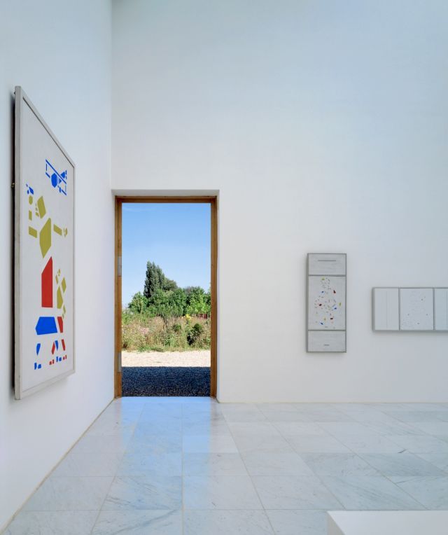 Zwölf-Räume-Haus, walk-in-sculpture Erwin Heerich works of Bart van der Leck © Bildarchiv Foto Marburg / Photo: Tomas Riehle © Bart van der Leck, VG Bild-Kunst Bonn, 2024 © Erwin Heerich, VG Bild-Kunst Bonn, 2024