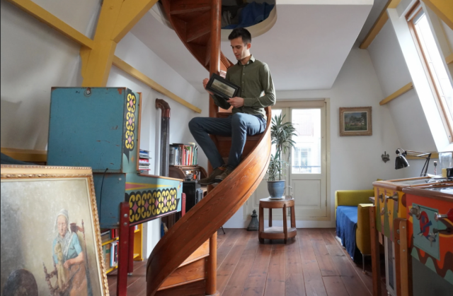 Bob Scholte with in his hands the art work 'Panoramalandschap met figuren' (ca. 1650) by Anthonie Jansz. van der Croos and on the left 'Spinnende vrouw' (ca. 1910-1920) by Wilhelmina Drupsteen.