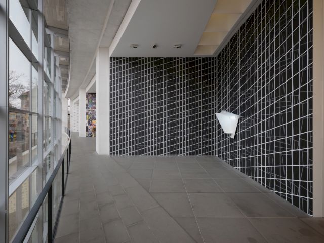 View of the exhibition Tapetewechsel. Artists' Wallpapers from the Sammlung Goetz, Neues Museum Nuremberg, 8 March - 1 September 2024, © Martin Boyce - Photo: Neues Museum Nuremberg (Annette Kradisch)