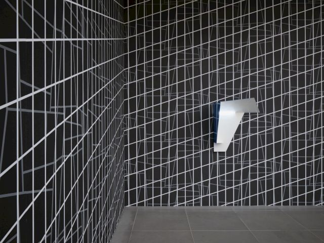 View of the exhibition Tapetewechsel. Artists' Wallpapers from the Sammlung Goetz, Neues Museum Nuremberg, 8 March - 1 September 2024, © Martin Boyce - Photo: Neues Museum Nuremberg (Annette Kradisch)