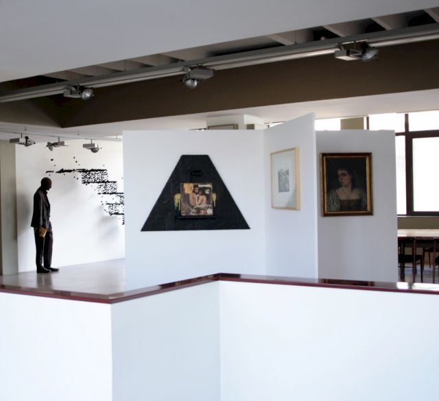 Exhibition XXH Temps 1, 2024 Fondation Francès, Clichy: Gloria Friedmann The Human Factor, Rashid Johnson Look at me, Larry Clark Teenage Lust, Hans-Peter Feldmann Portrait of Woman with Wounded Blue Eye ©Fondation Francès