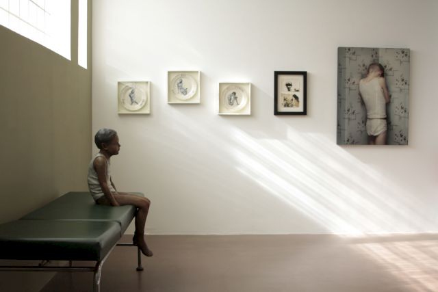 Exhibition XXH Temps 1, 2024 Fondation Francès, Clichy: Sophie Muller Tristan, Michaela Spiegel Serie Annorexie, Gerard Petrus Fieret Tomed Girl and Erwin Olaf, The Keyhole 7 ©Fondation Francès