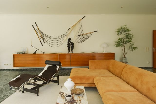 Interior view of the Living room with Falling Lines 1.0 (2022) by Issa Masé & Seth Damm and LoveBirds (2022) Takisugi, Repurposed Wood by Erika Weitz - Photo by Evelyn Dragan (IG @evelyndragan) for Architectural Digest Germany June 2023 #ThirtySomething feature.