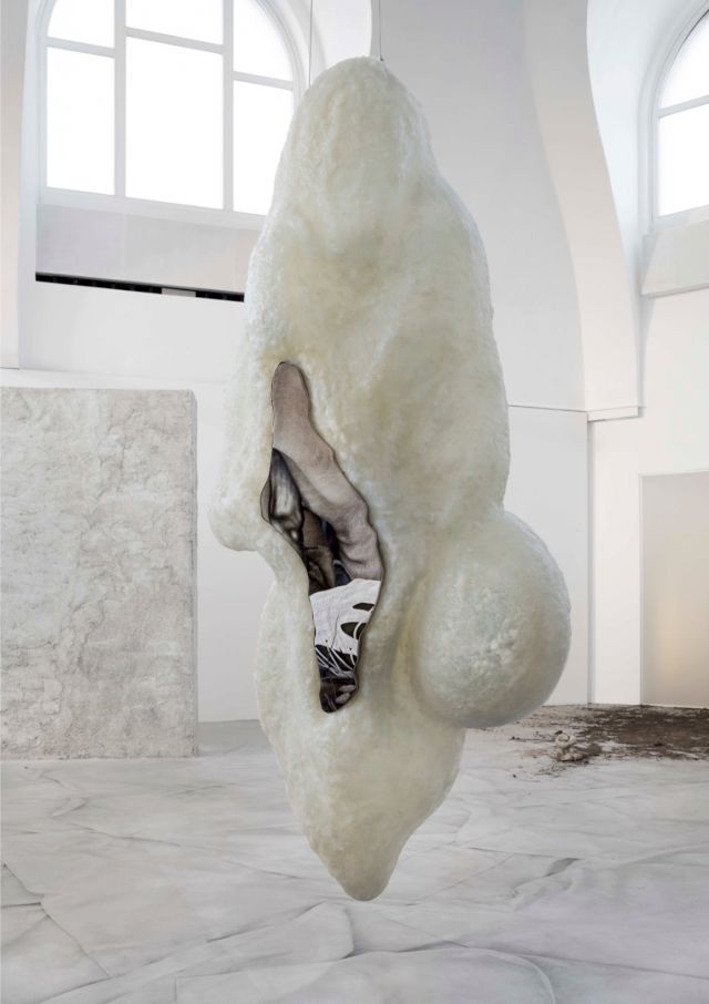 Klára Hosnedlová, untitled (series To Infinity), stainless steel frame, cotton thread and epoxy, 300 x 120 x 65 cm, 2023. Photo courtesy of the artist, galleries Kraupa-Tuskany Zeidler and White Cube. Photography by Zdeněk Porcal – Studio Flusser