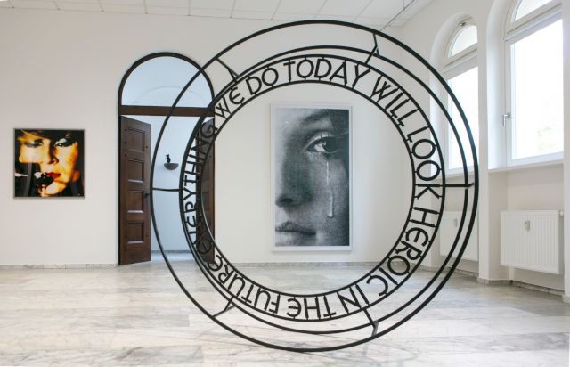 Wall (left): Katharina Sieverding, Ohne Titel (Life-Death), 1969; Wall (right): Anne Collier, Crying, 2017, Sculpture: Jasmina Cibic, Everything We Do Today Will Look Heroic in the Future, 2018 - Photo: Ulrich Dohle