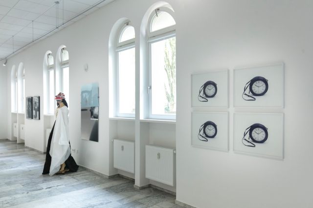 Sculpture: Isa Genzken, ohne Titel, 2018; Wall (right): Annette Kelm, Anonymous, 2007 - Photo: Ulrich Dohle