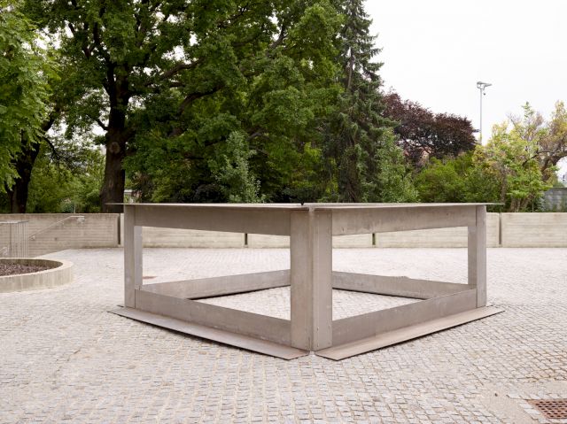 Robert Morris, 'Untitled (Aluminum Sculpture)‘, 1968, Structural Steel, 142 x 436,9 x 436,9 cm. Photo: