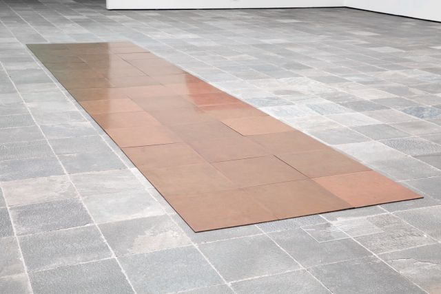 Carl Andre, 'Thirty-Ninth Copper Cardinal‘, 1975, Cuivre, 39 pièces (3 x 13), 0,5 x 50 x 50 cm chacunes, total 0,5 x 150 x 650 cm. Photo: Johannes Stoll / Belvedere, Wien