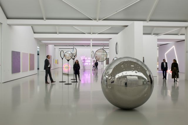 Exhibition View 'SPLIT. Mirror – Light – Reflection', 2016. Photo: Frank Kleinbach