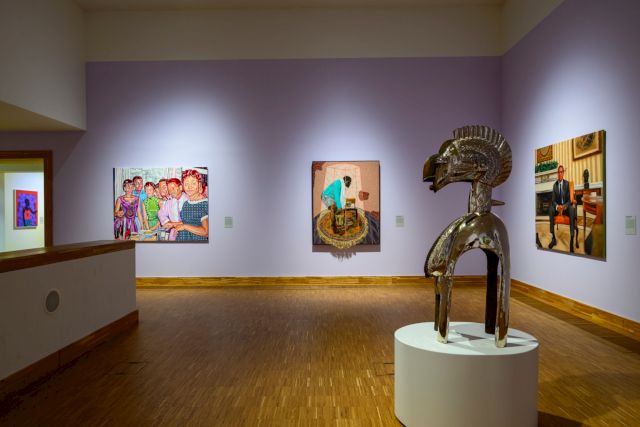 Artworks on the walls, from left to right: Raphael Adjetey Mayne (2021), Esiri Erheriene-Essi (2019), Feni Chulumanco (2021), Ayogu Kingsley (2021), Sculpture: Niyi Olagunju (2019). Courtesy Kunsthal KAdE Amersfoort, Africa Supernova, 2023, Photo: Peter Cox