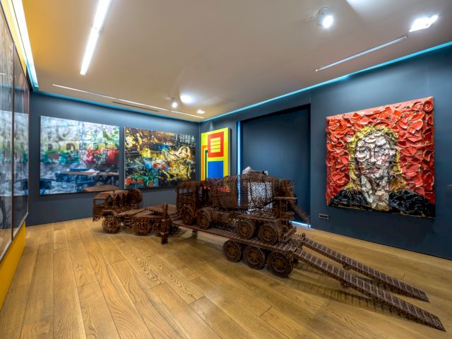 Works by Karin Kneffel, Peter Halley, Alicja Kwade, Julian Schnabel, Wim Delvoye. Photo: Barış Özçetin