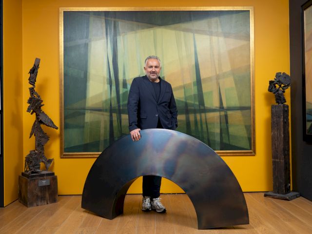 Öner Kocabeyoğlu and works by İlhan Koman, Ferruh Başağa, Osman Dinç. Photo: Barış Özçetin
