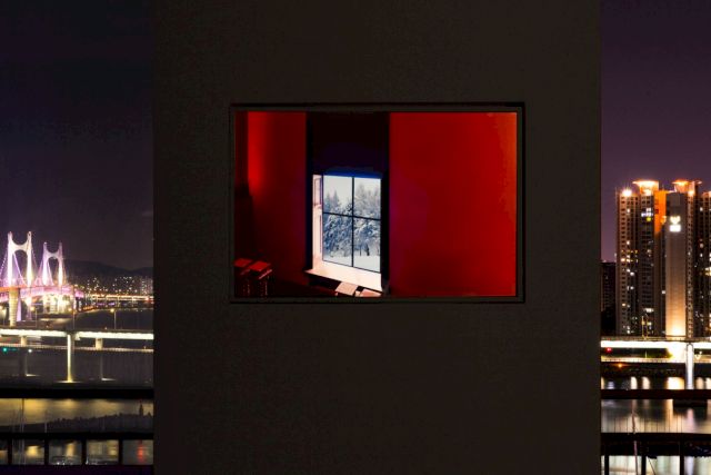 Night view with Im Changmin „Into a Time Frame Shanghai red wall“ Pigment print + LED monitor 2016. Photo: Yeeun Lee