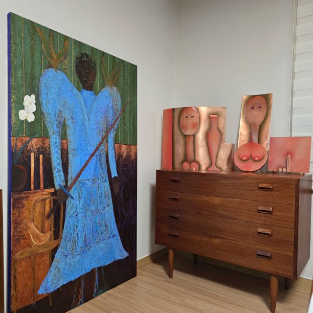 Mackerel Safranski, „Wearing a blue dress behind the curtain“, 2024 & Santiago de Paoli, „My turn“, 2023, oil on copper, corks (4 elements) © Lyu Jihye