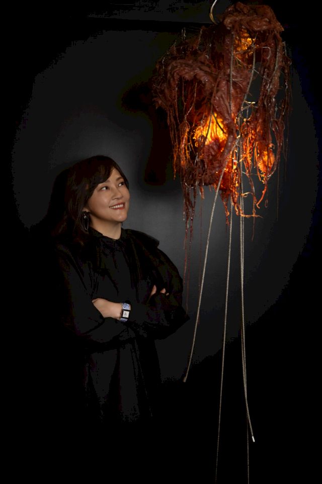 Lyu Jihye with Mire Lee’s „Dreamcatchers: The Healing Machine“, 2023. Photo: Hyunjun Lee